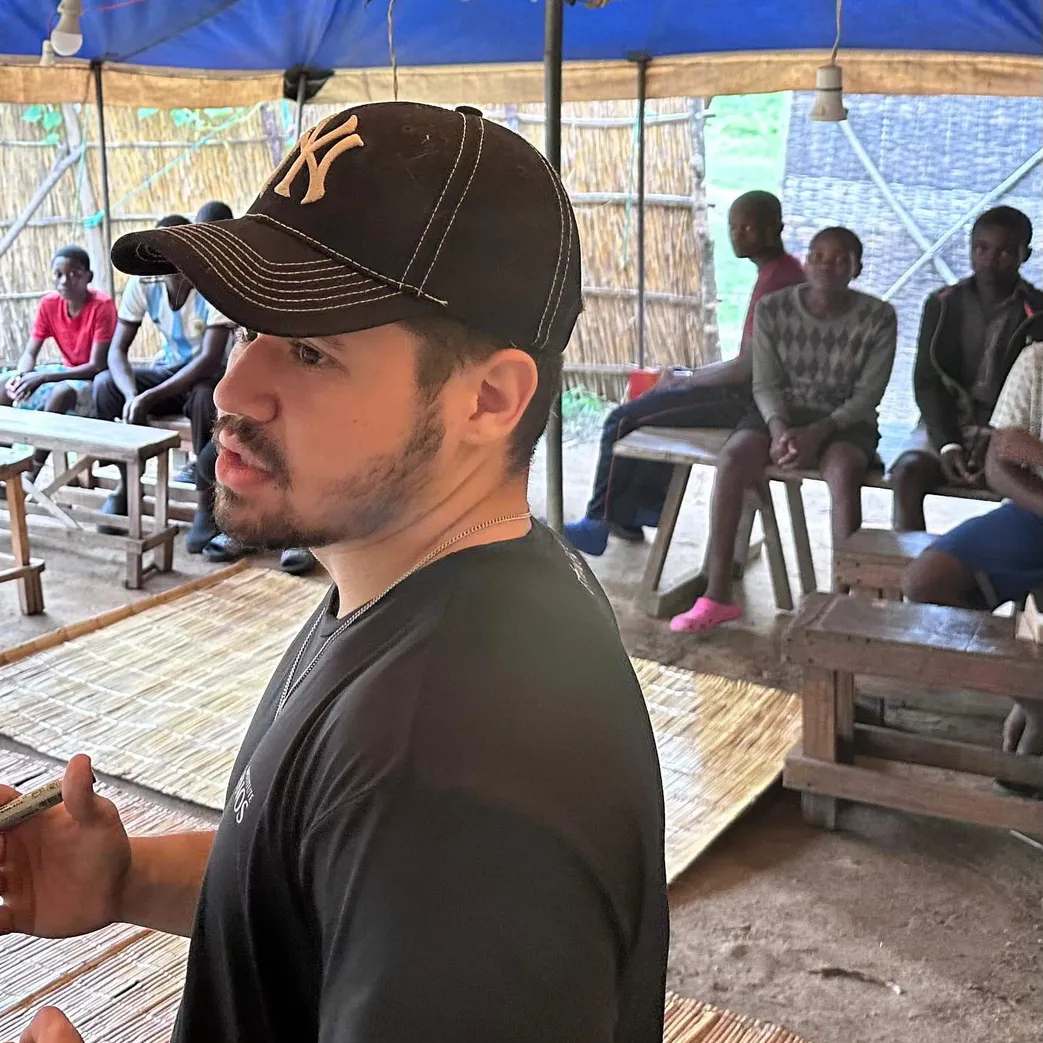 Judá Alves, wearing a cap, during a youth activity
